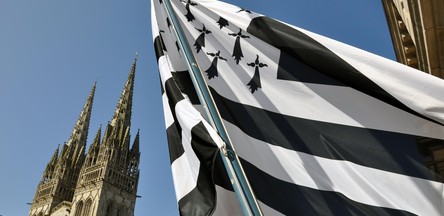 Drapeau breton sur le fronton de l'Hôtel de Ville de Quimper